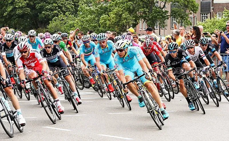 欧陆注册手机版百度网盘企业版“独家揭秘：足球明星骑摩托飙速趣事大揭秘！| 限时独家视频曝光！”